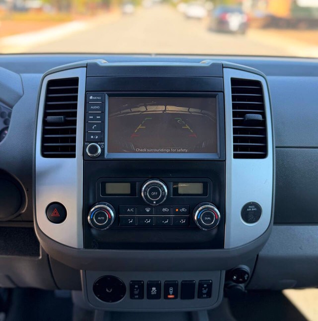 Nissan Frontier Vehicle Full-screen Gallery Image 11