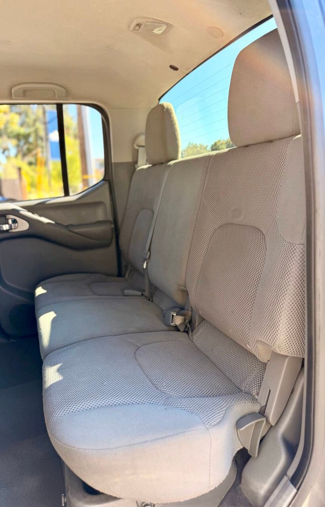 Nissan Frontier Vehicle Full-screen Gallery Image 16