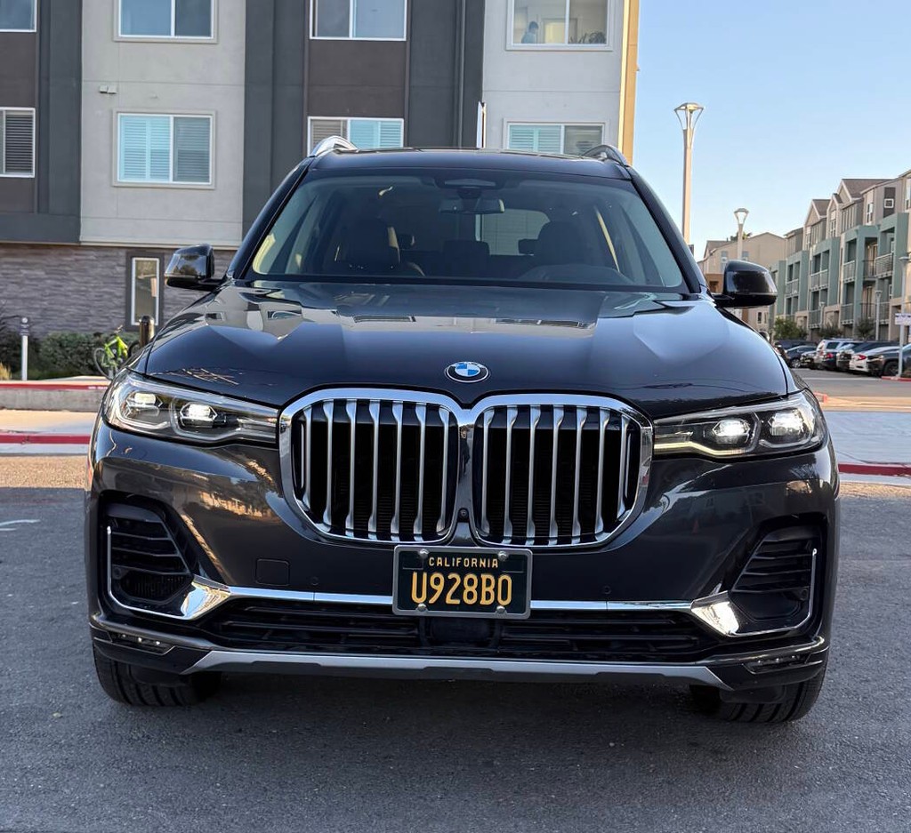 BMW X7 Vehicle Full-screen Gallery Image 02