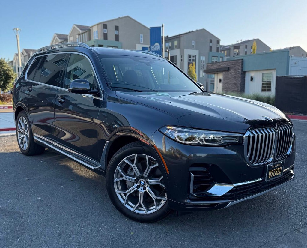 BMW X7 Vehicle Full-screen Gallery Image 03