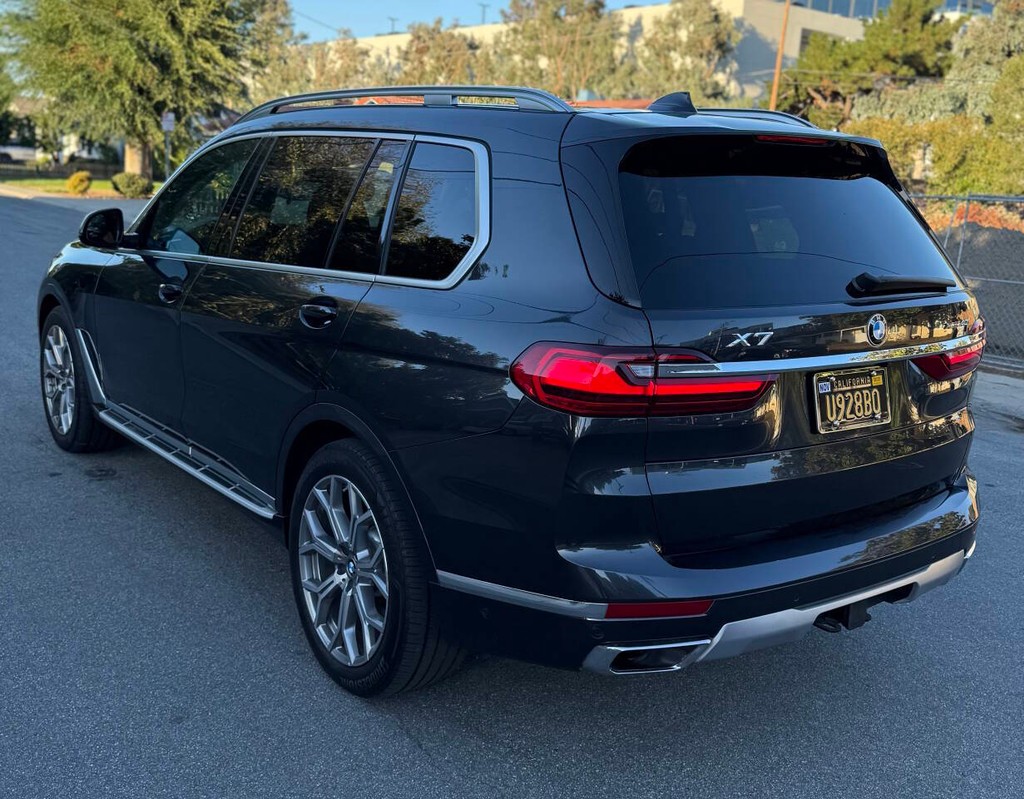 BMW X7 Vehicle Full-screen Gallery Image 08