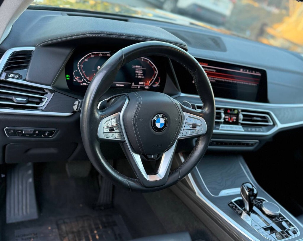 BMW X7 Vehicle Full-screen Gallery Image 09