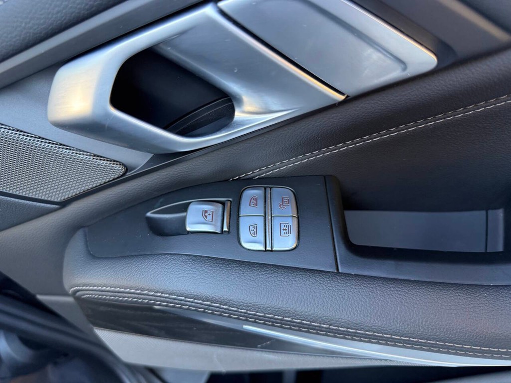 BMW X7 Vehicle Full-screen Gallery Image 16