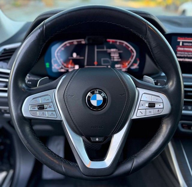 BMW X7 Vehicle Full-screen Gallery Image 10