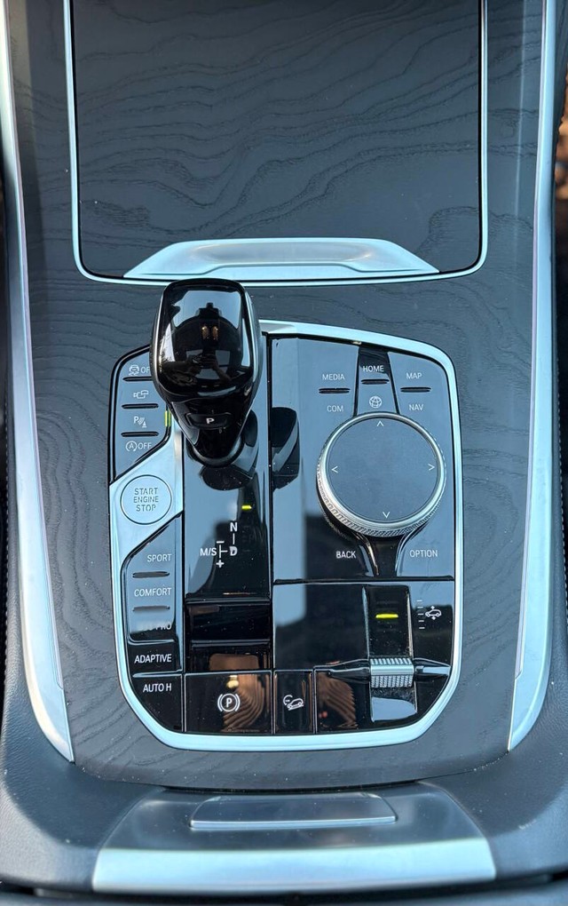 BMW X7 Vehicle Full-screen Gallery Image 12