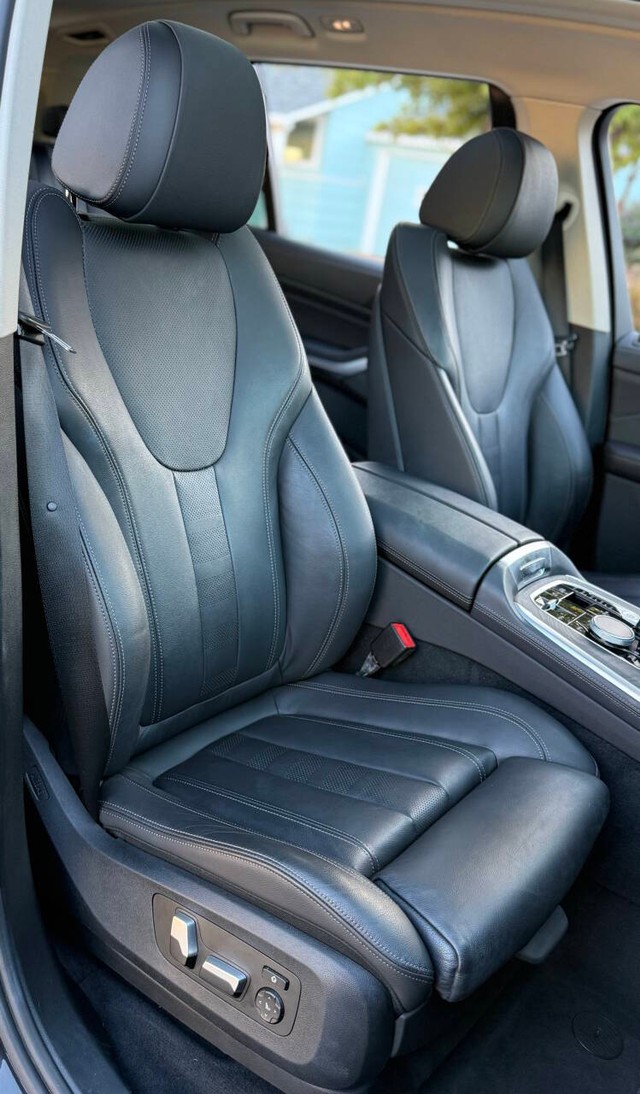 BMW X7 Vehicle Full-screen Gallery Image 13