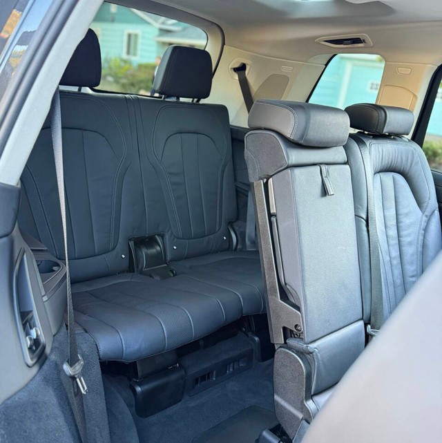 BMW X7 Vehicle Full-screen Gallery Image 18