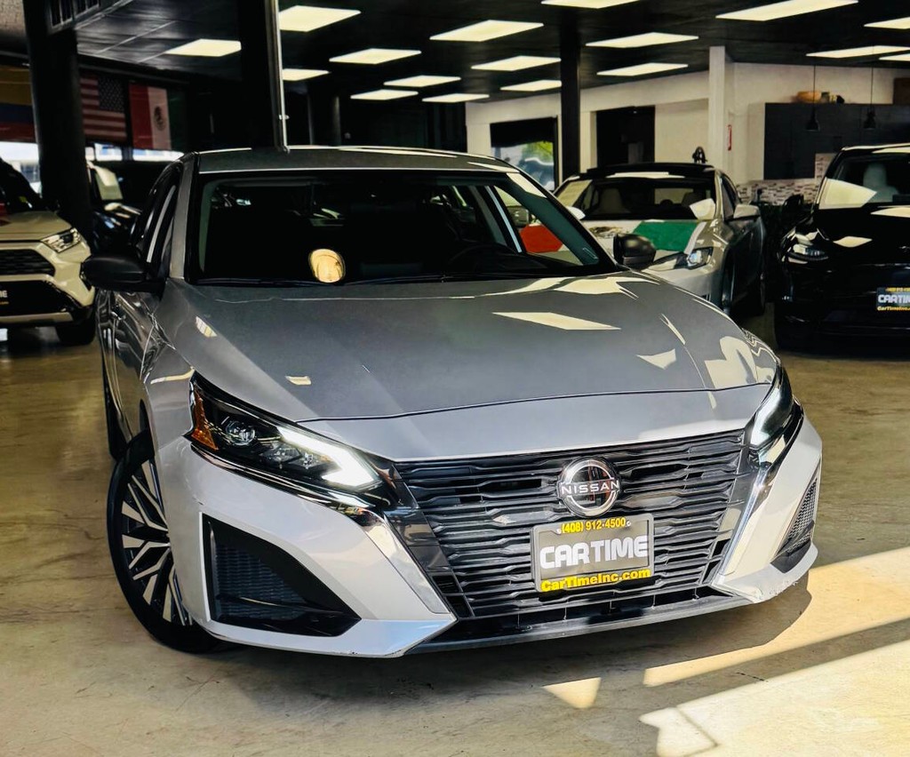 Nissan Altima Vehicle Full-screen Gallery Image 02