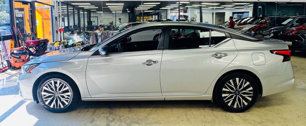 Nissan Altima Vehicle Full-screen Gallery Image 04