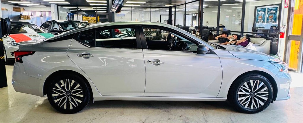 Nissan Altima Vehicle Full-screen Gallery Image 05