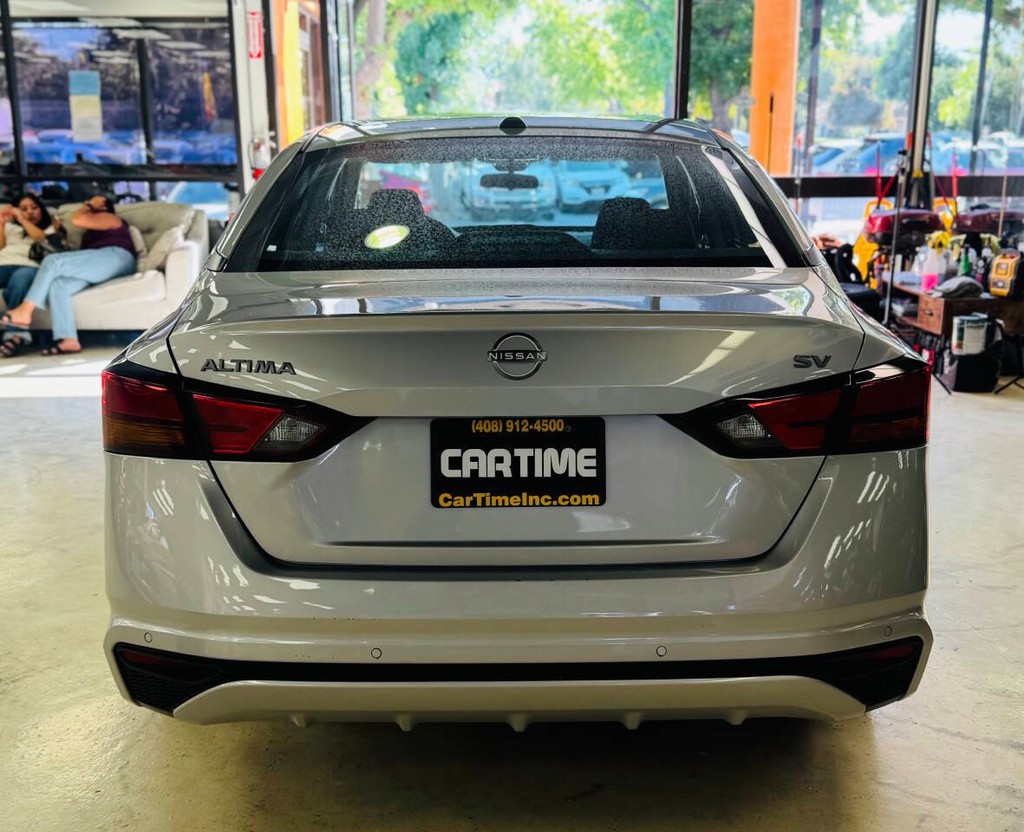 Nissan Altima Vehicle Full-screen Gallery Image 07