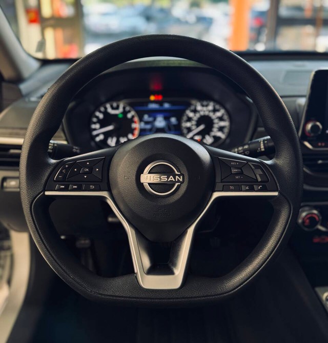 Nissan Altima Vehicle Full-screen Gallery Image 09