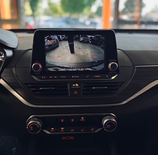 Nissan Altima Vehicle Full-screen Gallery Image 12