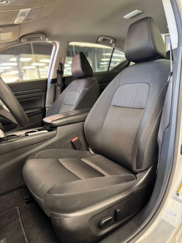 Nissan Altima Vehicle Full-screen Gallery Image 13