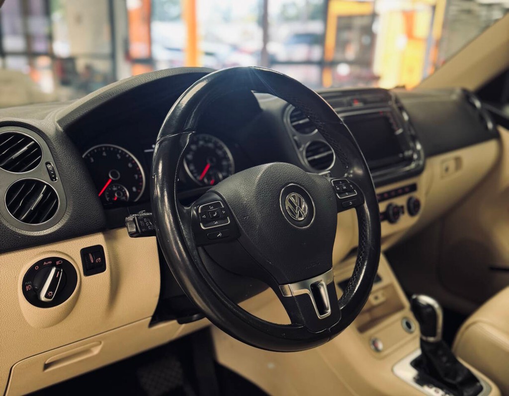 Volkswagen Tiguan Vehicle Full-screen Gallery Image 10