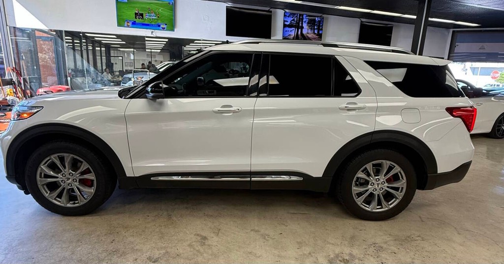 Ford Explorer Vehicle Full-screen Gallery Image 04