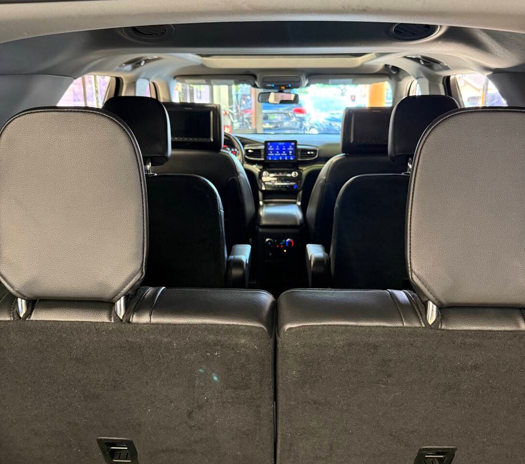 Ford Explorer Vehicle Full-screen Gallery Image 17