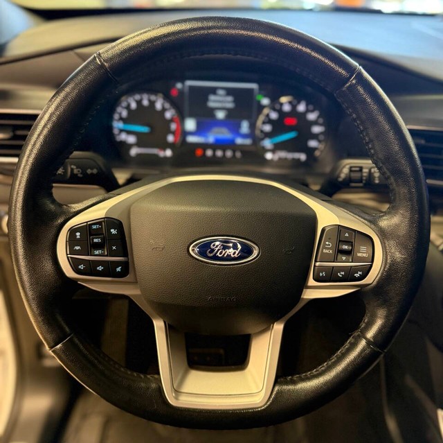 Ford Explorer Vehicle Full-screen Gallery Image 10