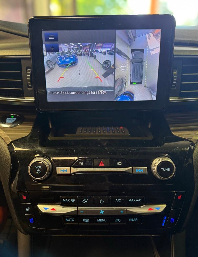 Ford Explorer Vehicle Full-screen Gallery Image 11