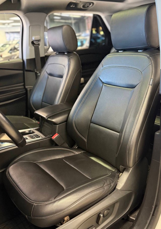 Ford Explorer Vehicle Full-screen Gallery Image 13