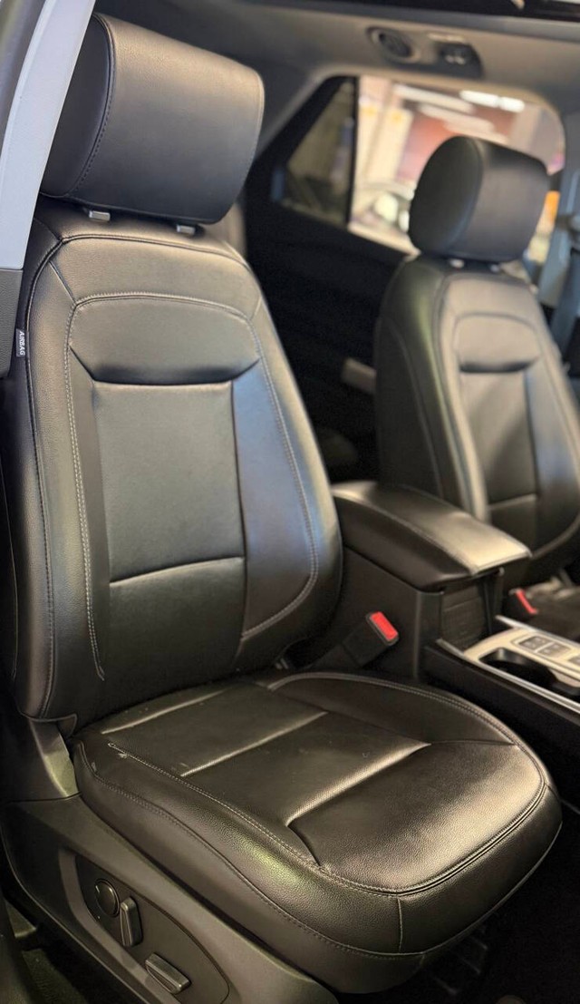 Ford Explorer Vehicle Full-screen Gallery Image 14