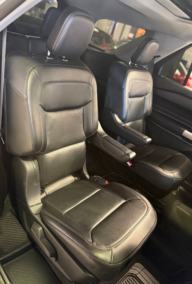 Ford Explorer Vehicle Full-screen Gallery Image 16