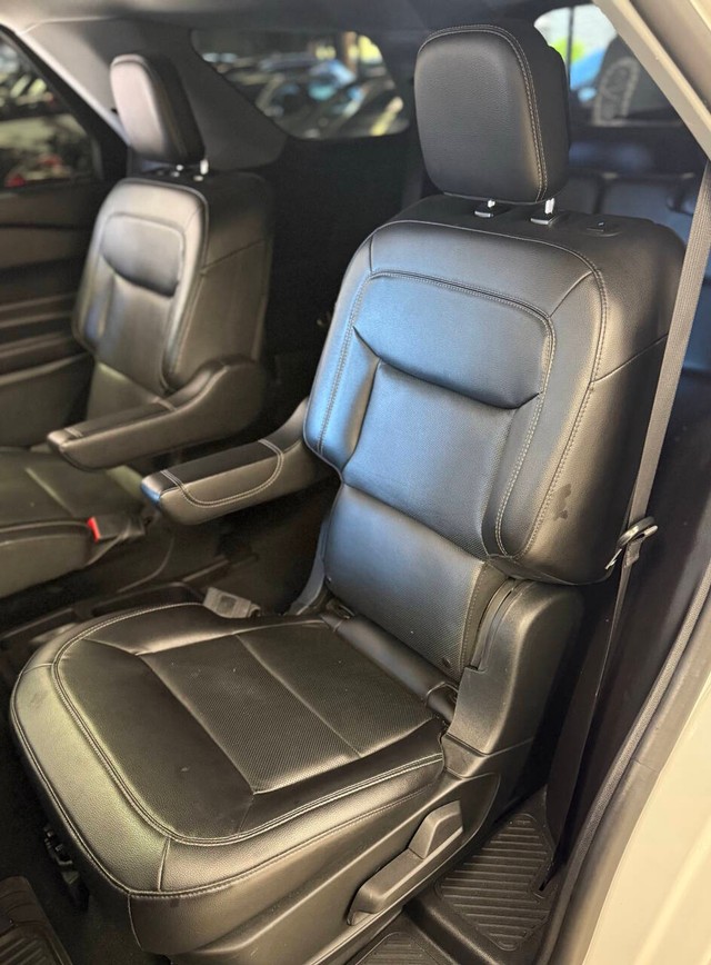 Ford Explorer Vehicle Full-screen Gallery Image 19