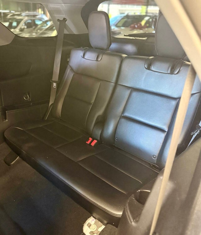 Ford Explorer Vehicle Full-screen Gallery Image 20