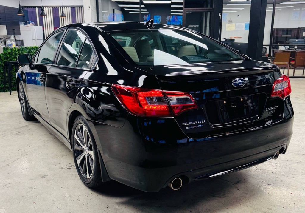 Subaru Legacy Vehicle Full-screen Gallery Image 03