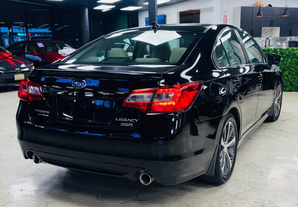 Subaru Legacy Vehicle Full-screen Gallery Image 04