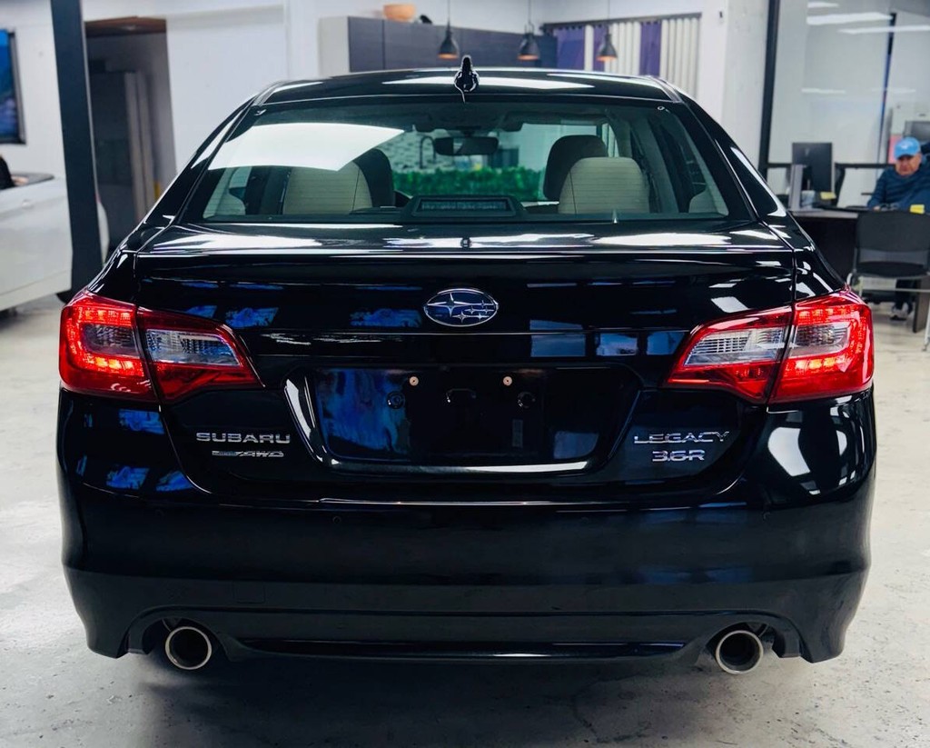 Subaru Legacy Vehicle Full-screen Gallery Image 08