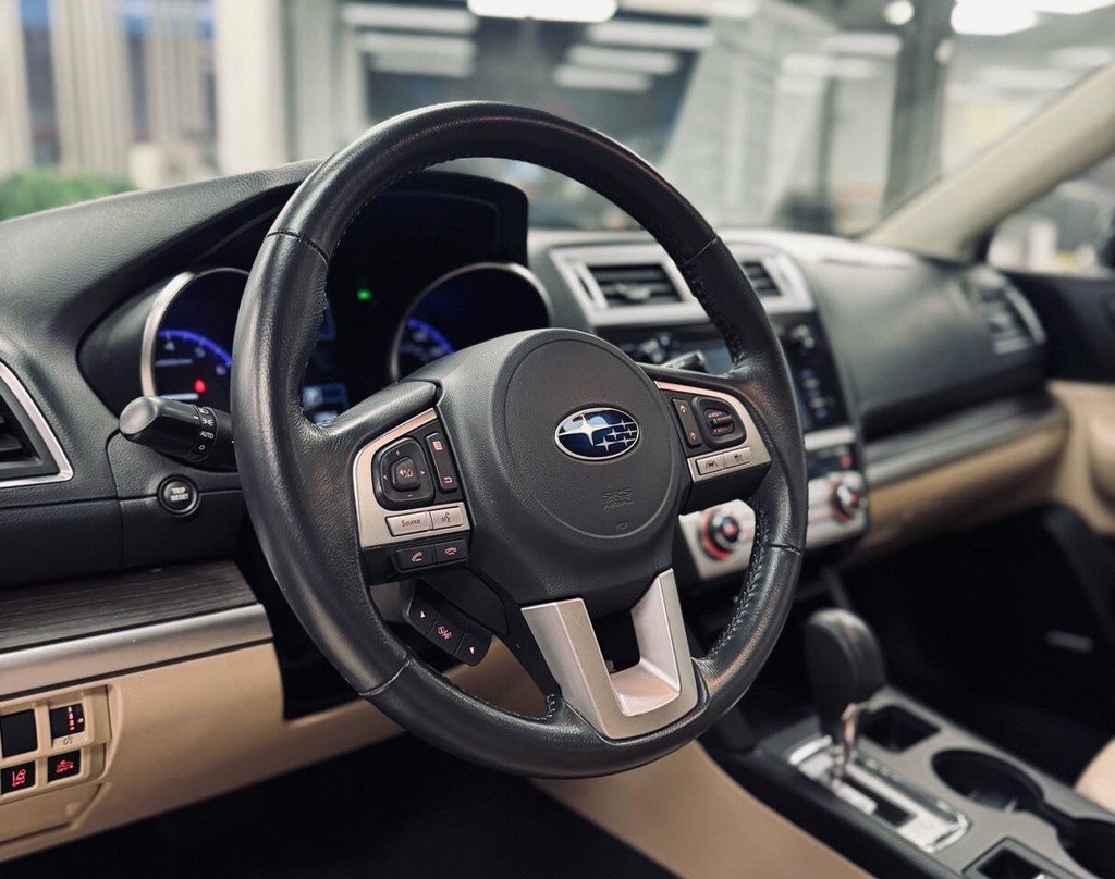 Subaru Legacy Vehicle Full-screen Gallery Image 11