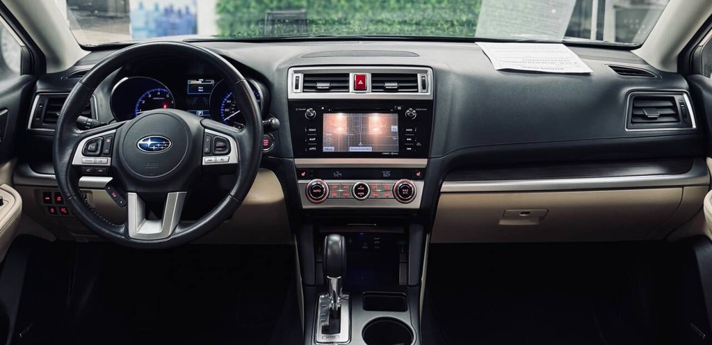 Subaru Legacy Vehicle Full-screen Gallery Image 12