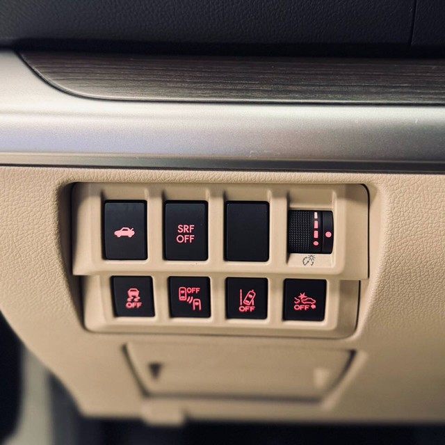 Subaru Legacy Vehicle Full-screen Gallery Image 15