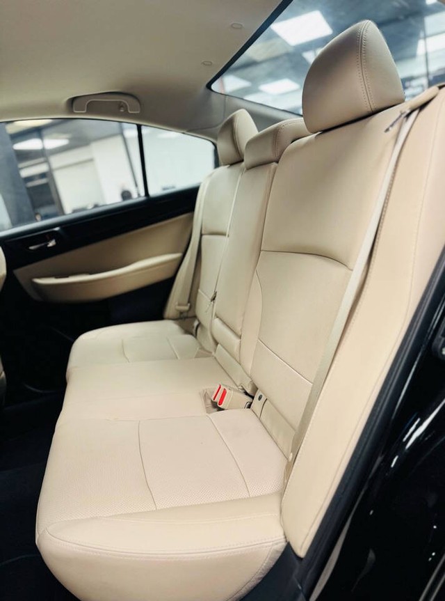 Subaru Legacy Vehicle Full-screen Gallery Image 19