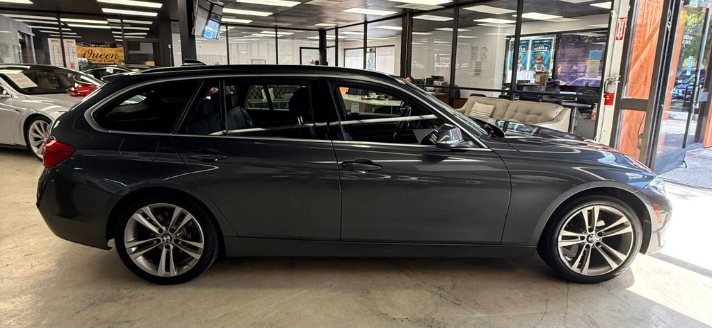 BMW 3 Series Vehicle Full-screen Gallery Image 06