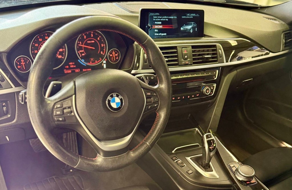 BMW 3 Series Vehicle Full-screen Gallery Image 07