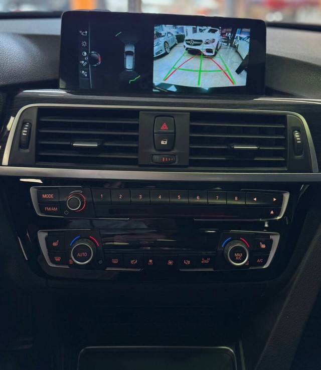 BMW 3 Series Vehicle Full-screen Gallery Image 08