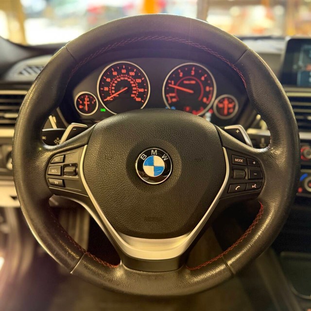 BMW 3 Series Vehicle Full-screen Gallery Image 09