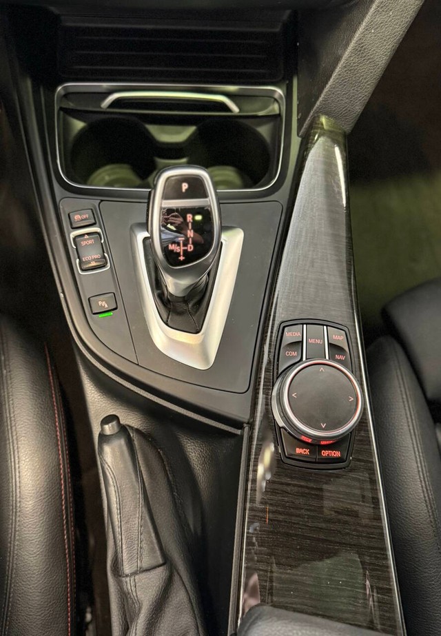 BMW 3 Series Vehicle Full-screen Gallery Image 10