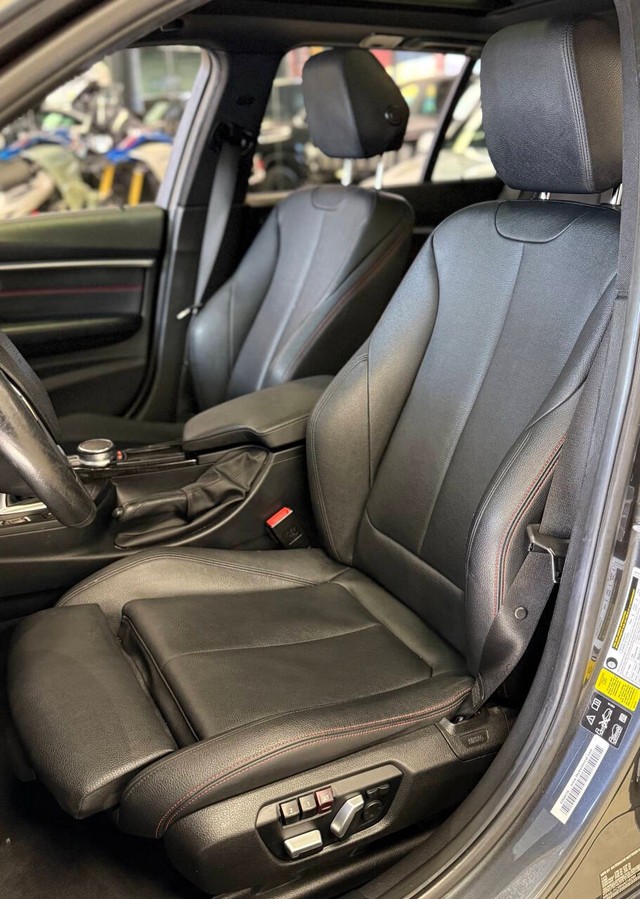 BMW 3 Series Vehicle Full-screen Gallery Image 11