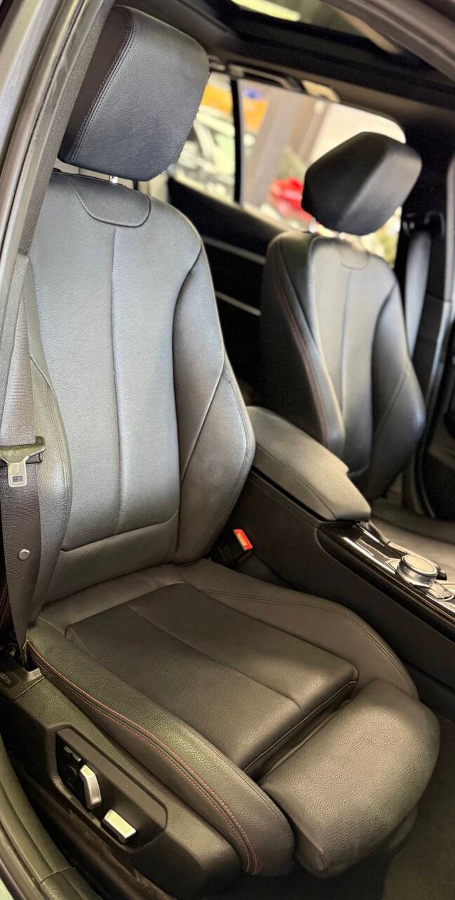 BMW 3 Series Vehicle Full-screen Gallery Image 12