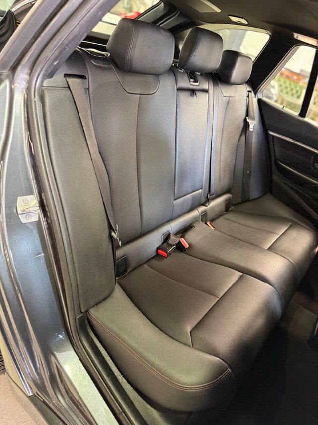 BMW 3 Series Vehicle Full-screen Gallery Image 13