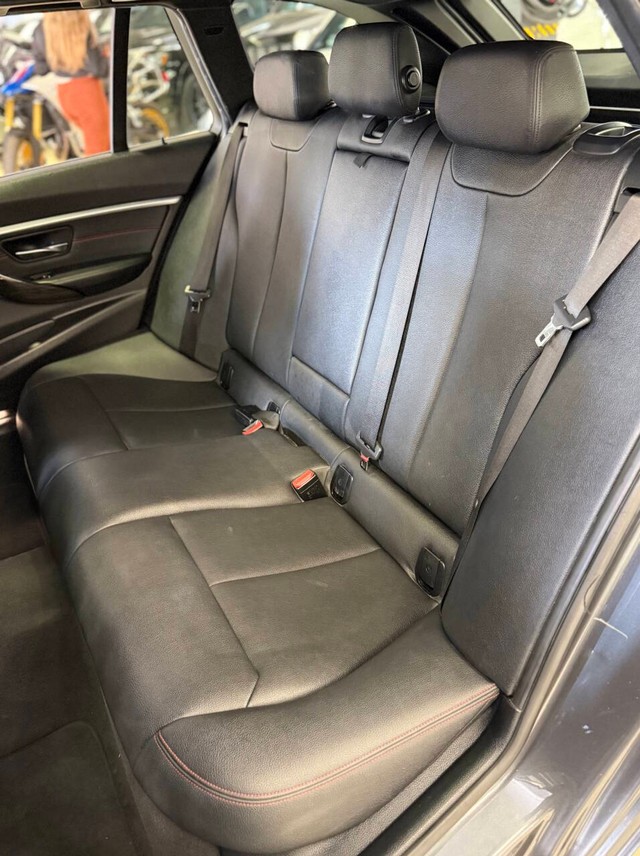 BMW 3 Series Vehicle Full-screen Gallery Image 14