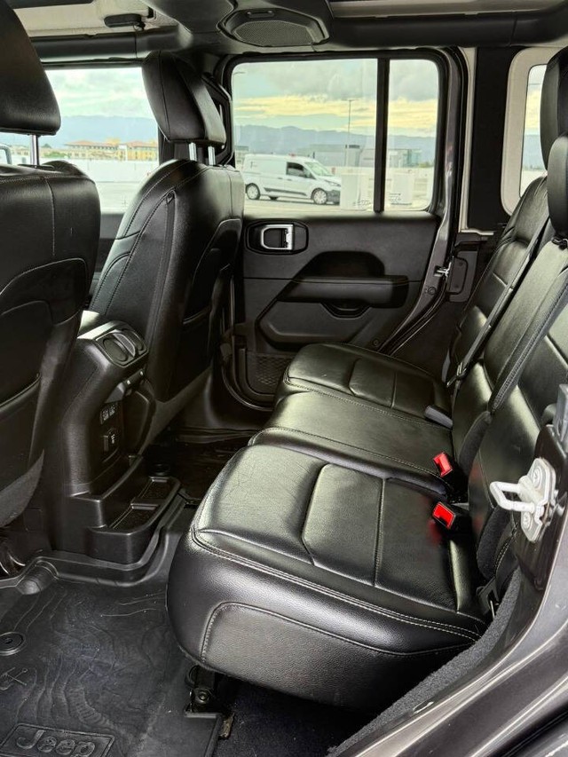 Jeep Wrangler Unlimited Vehicle Full-screen Gallery Image 16