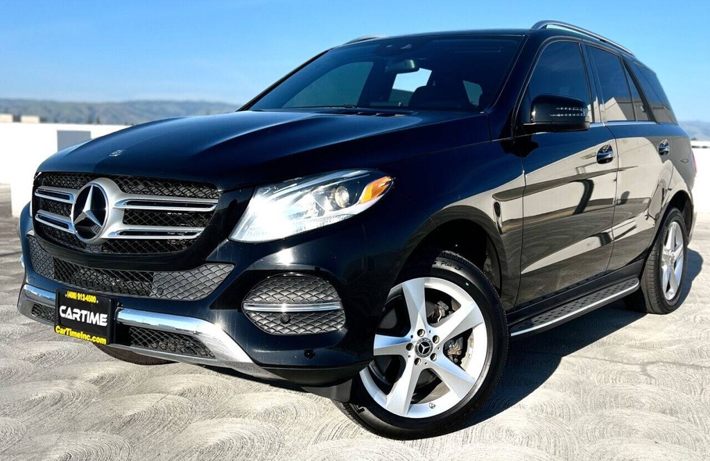 Mercedes-Benz GLE Vehicle Full-screen Gallery Image 03