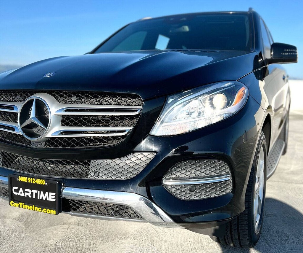 Mercedes-Benz GLE Vehicle Full-screen Gallery Image 05