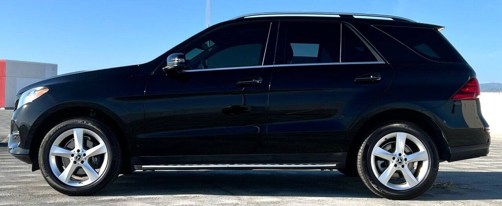 Mercedes-Benz GLE Vehicle Full-screen Gallery Image 07