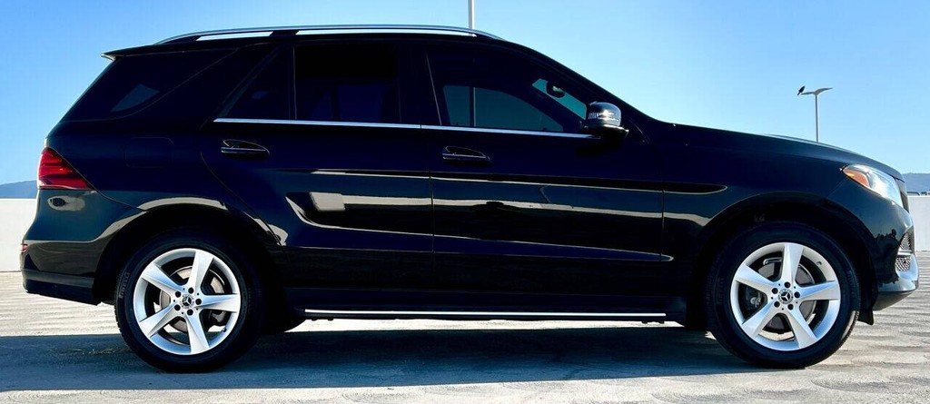 Mercedes-Benz GLE Vehicle Full-screen Gallery Image 08