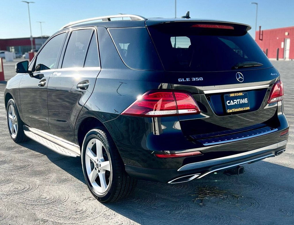 Mercedes-Benz GLE Vehicle Full-screen Gallery Image 09